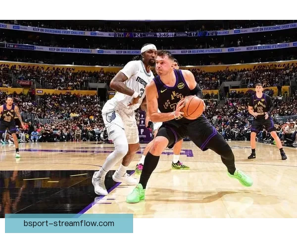 东契奇强势突破突发腿筋伤情离场治疗球队前景引关注